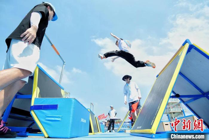 中国举办首届青少年跑酷锦标赛在天津揭幕，1