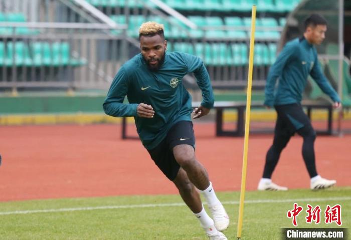 加蓬外援阿隆·布彭扎正式加盟浙江队，曾获土超