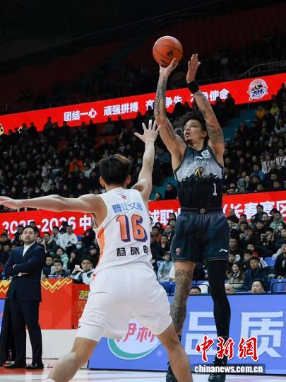 吉林长白山恩都里男篮末节逆转77-74险胜福建晋江