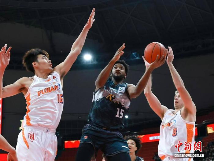 吉林长白山恩都里男篮末节逆转77-74险胜福建晋江