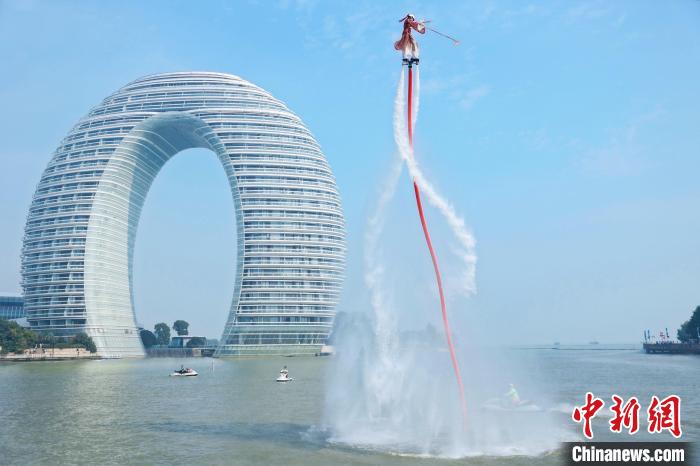 在太湖之上乘风破浪：浙江湖州举行的第21届全国