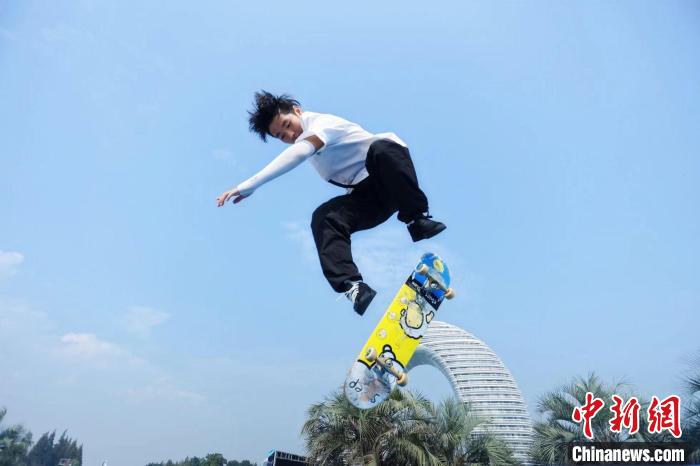 在太湖之上乘风破浪：浙江湖州举行的第21届全国