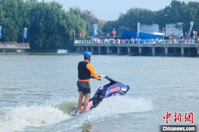 在太湖之上乘风破浪：浙江湖州举行的第21届全国