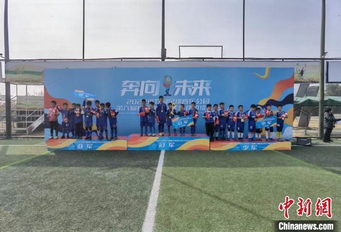 成都三河村“坝坝球”燃动乡村足球热