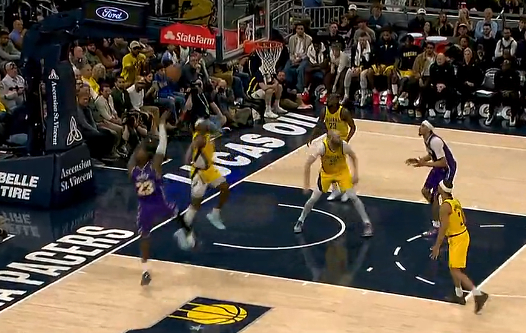 詹姆斯关键后仰中投成湖