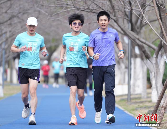 陪跑绳连接视障跑者与志愿者 共赴汉马赛道