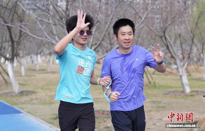 陪跑绳连接视障跑者与志愿者 共赴汉马赛道