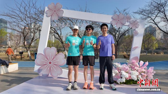 陪跑绳连接视障跑者与志愿者 共赴汉马赛道